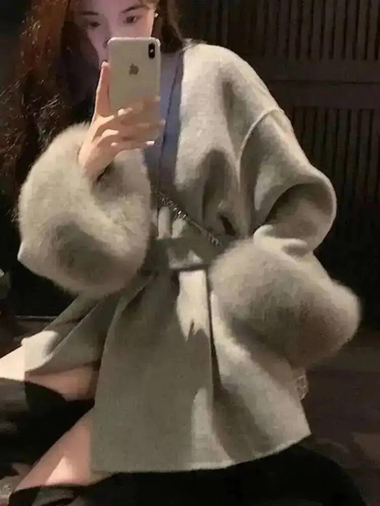 Casaco de lã de mulher UCXQ com detalhes em pelo e cinto – outono/inverno