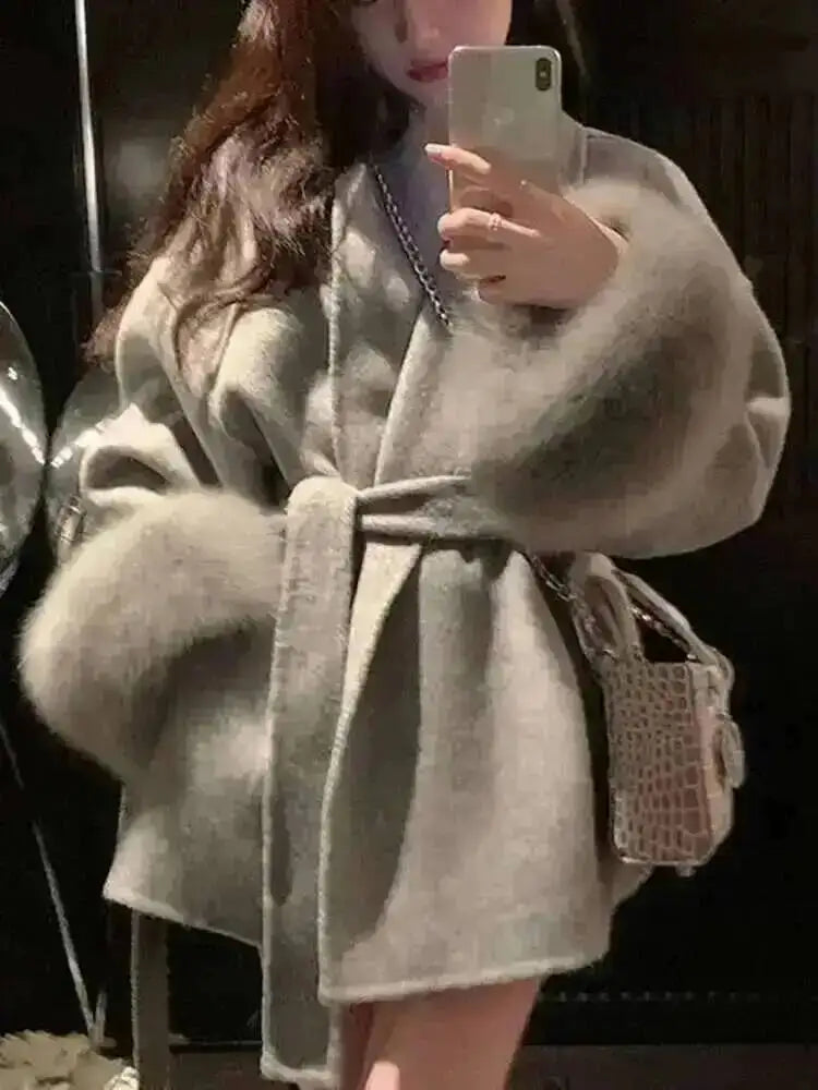 Casaco de lã de mulher UCXQ com detalhes em pelo e cinto – outono/inverno