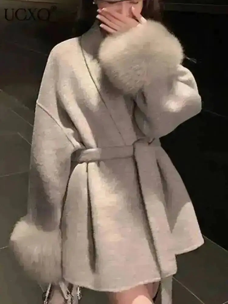 Casaco de lã de mulher UCXQ com detalhes em pelo e cinto – outono/inverno