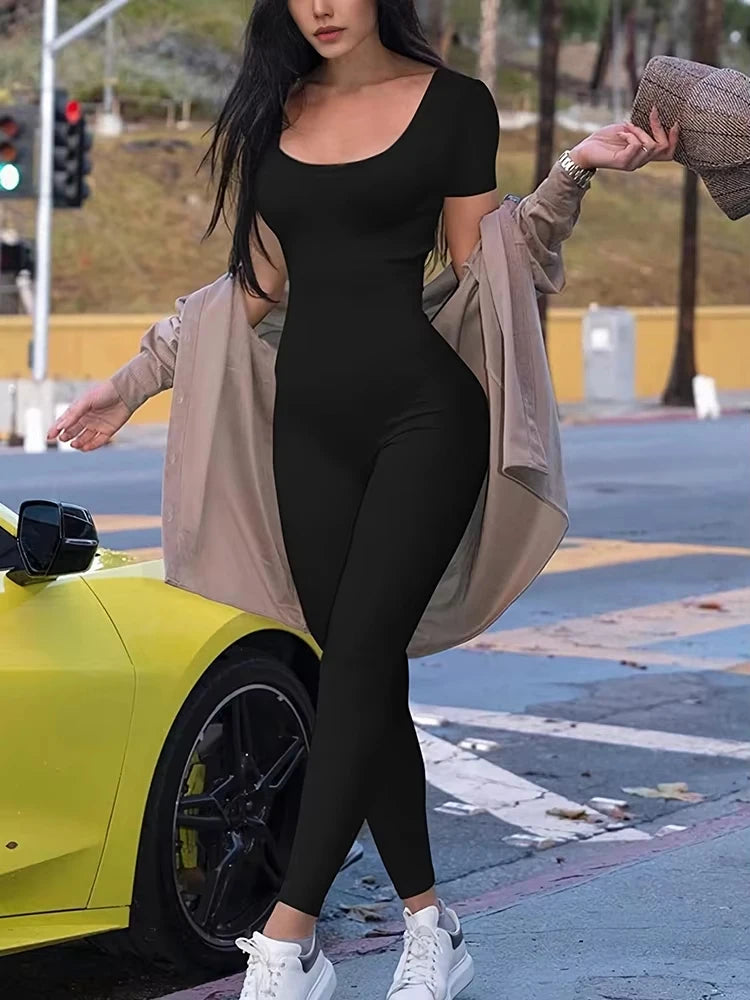 Macacão de mulher de manga curta e corte justo – estilo casual e desportivo